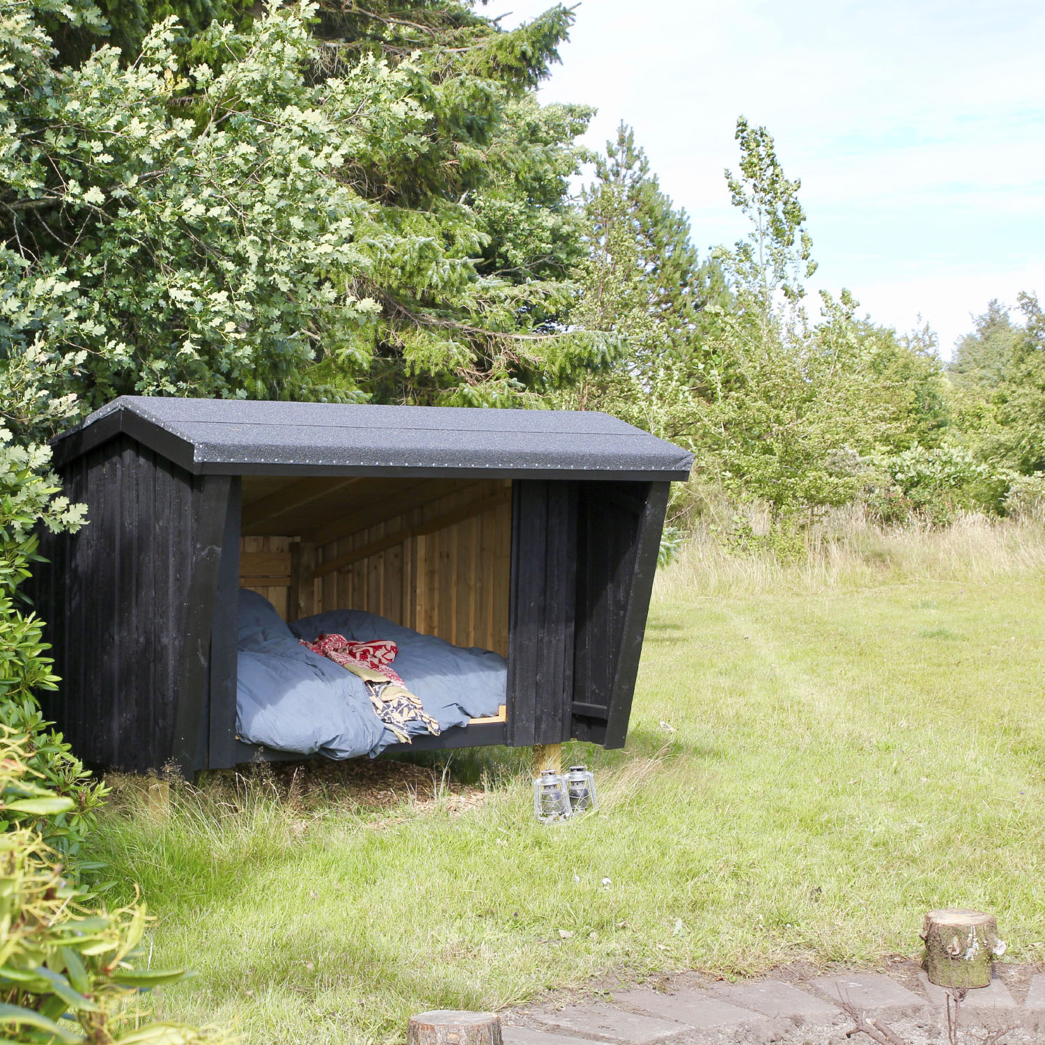 Shelter aus unbehandeltem Holz
