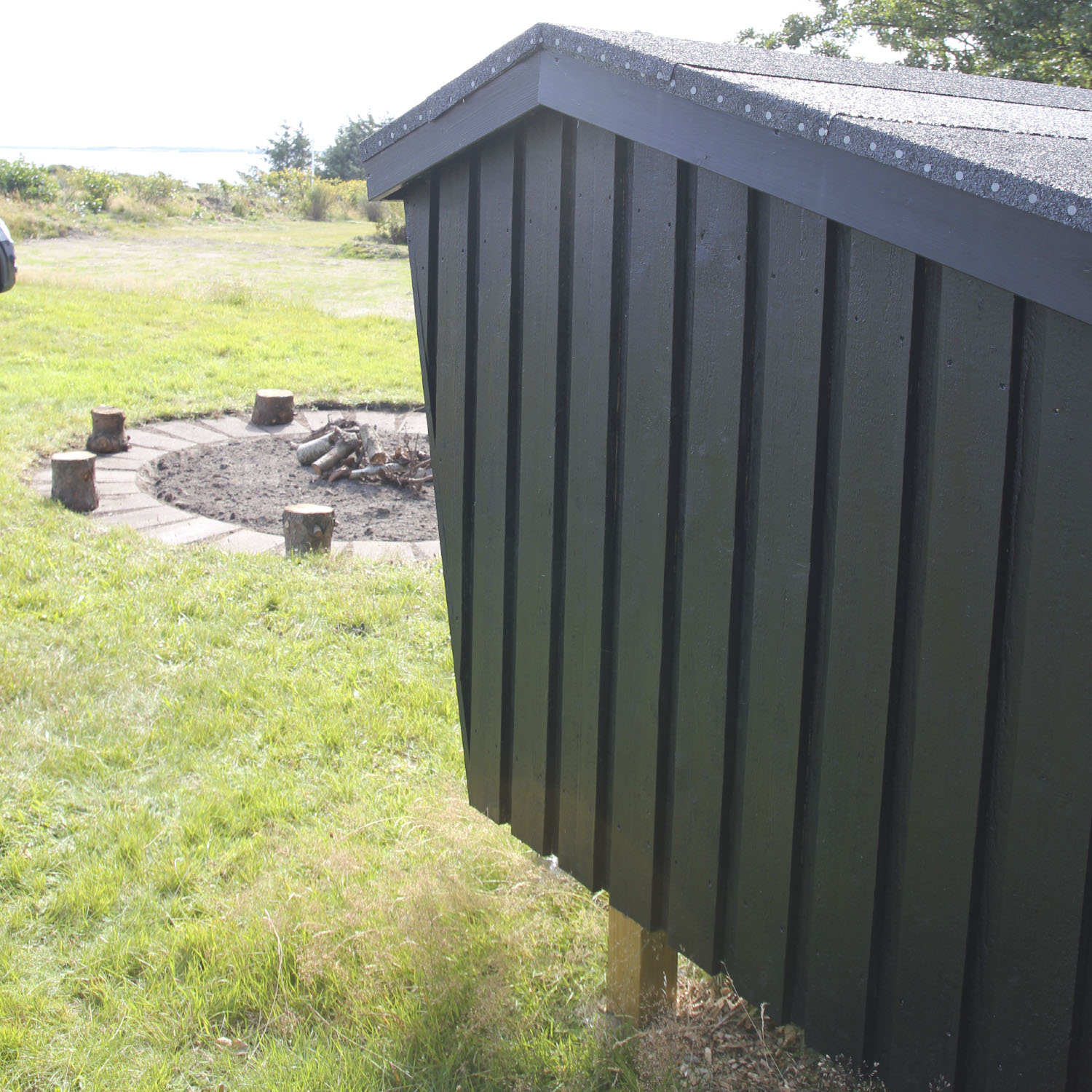 Shelter aus unbehandeltem Holz