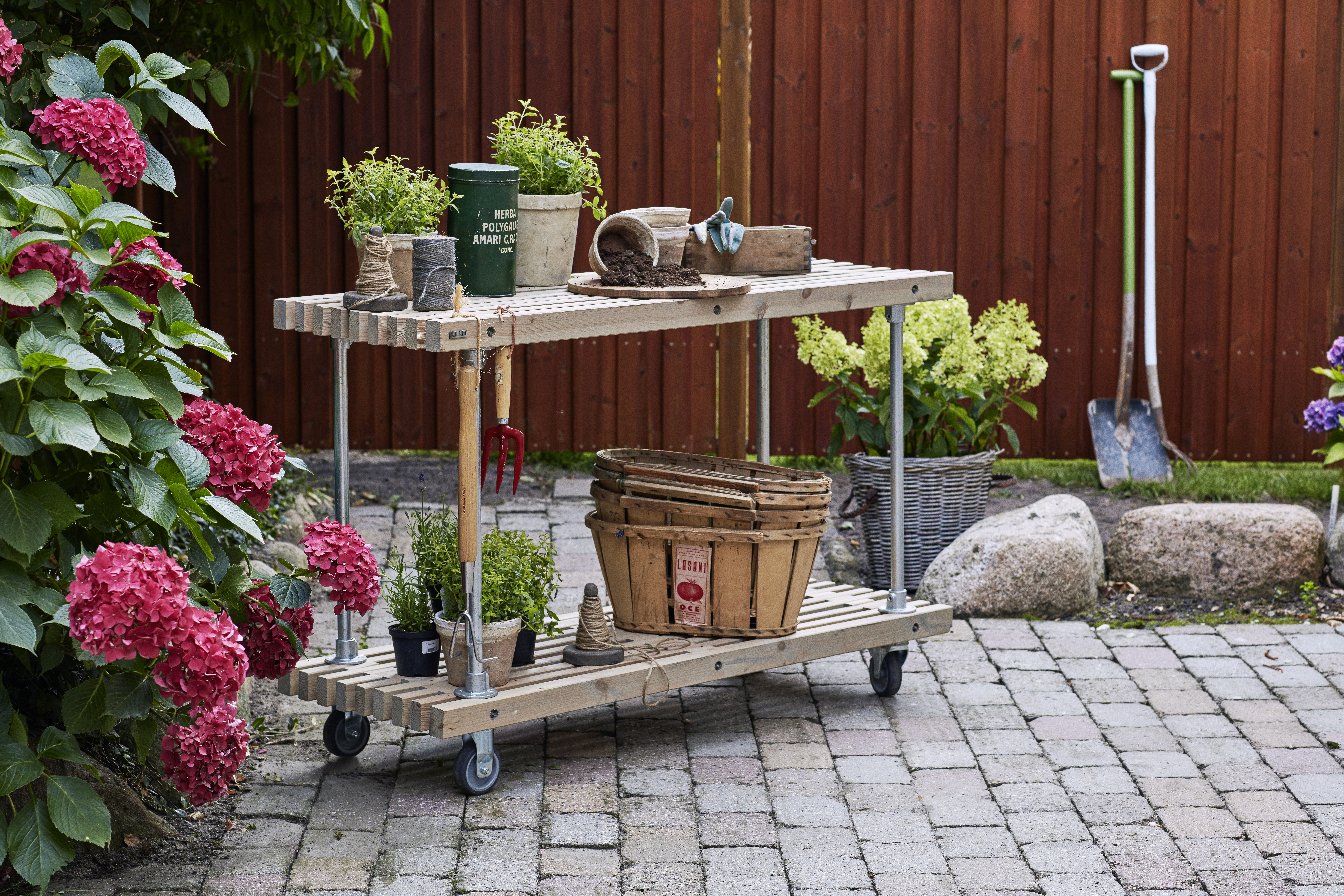 Latten Grill- oder Anrichtetisch mit Rädern 138 cm Treibholzfarbe