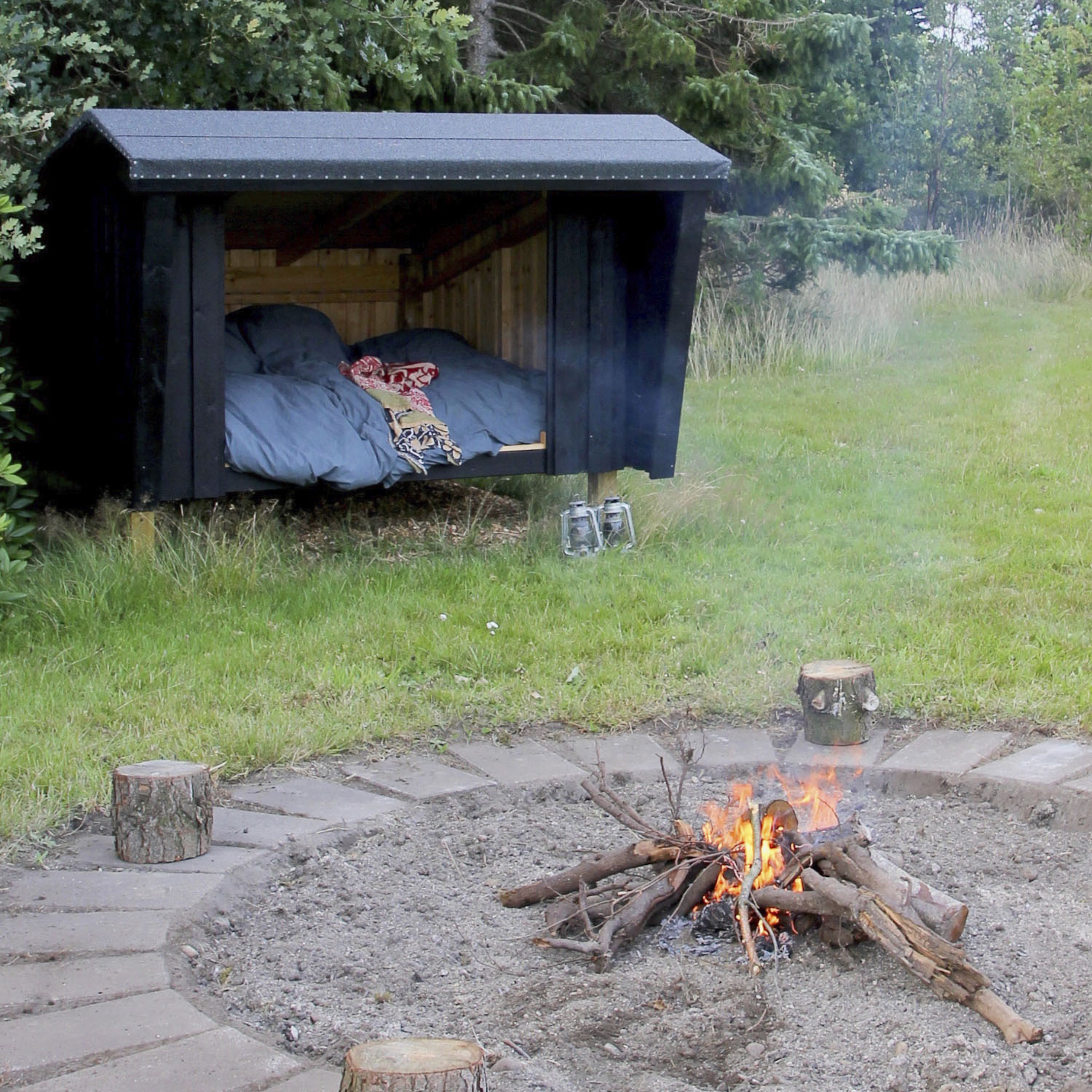 Shelter aus unbehandeltem Holz