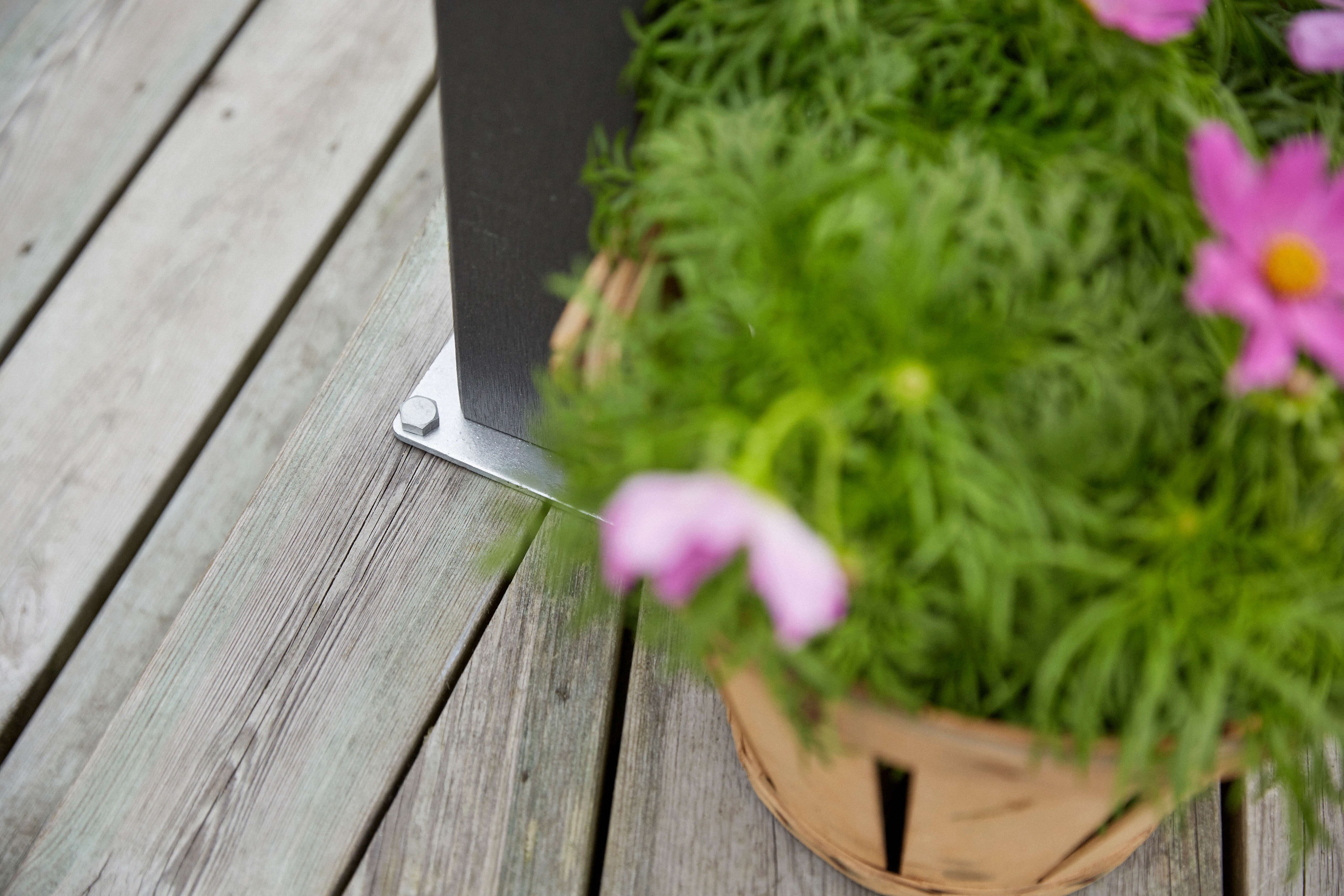 Pfostenfuß für WPC Pfosten mit Stahlkern