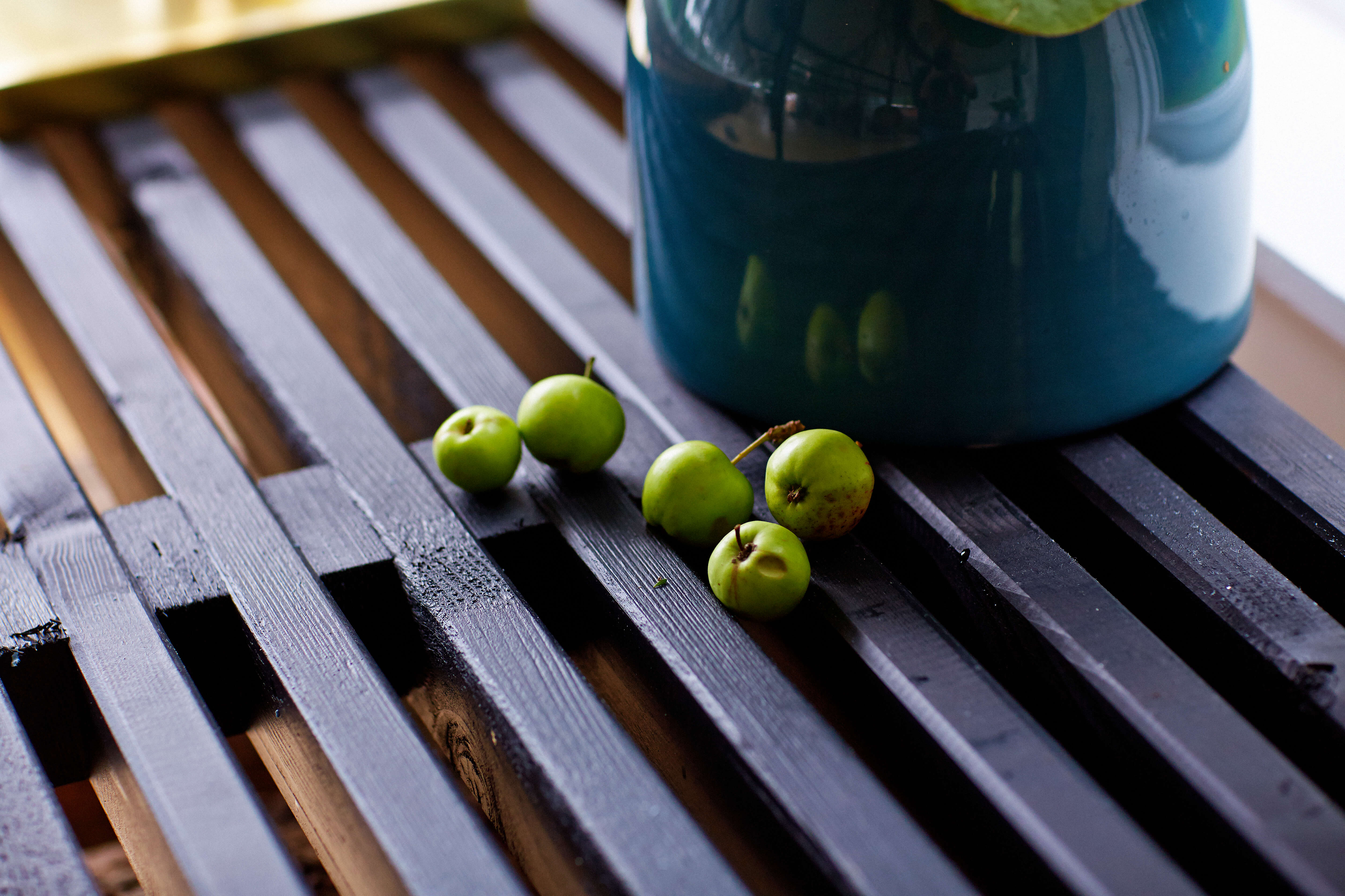 Latten Grill- oder Anrichtetisch mit Rädern 138 cm Schwarz